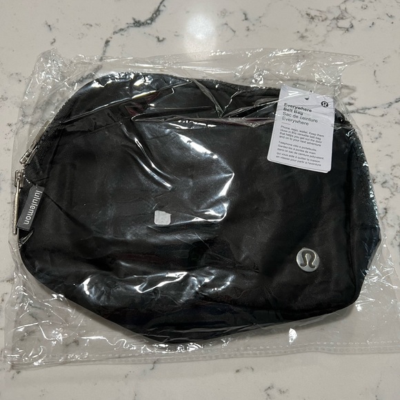 NWT Lululemon 2L Large Everywhere
Belt Bag Black - Picture 4 of 5
